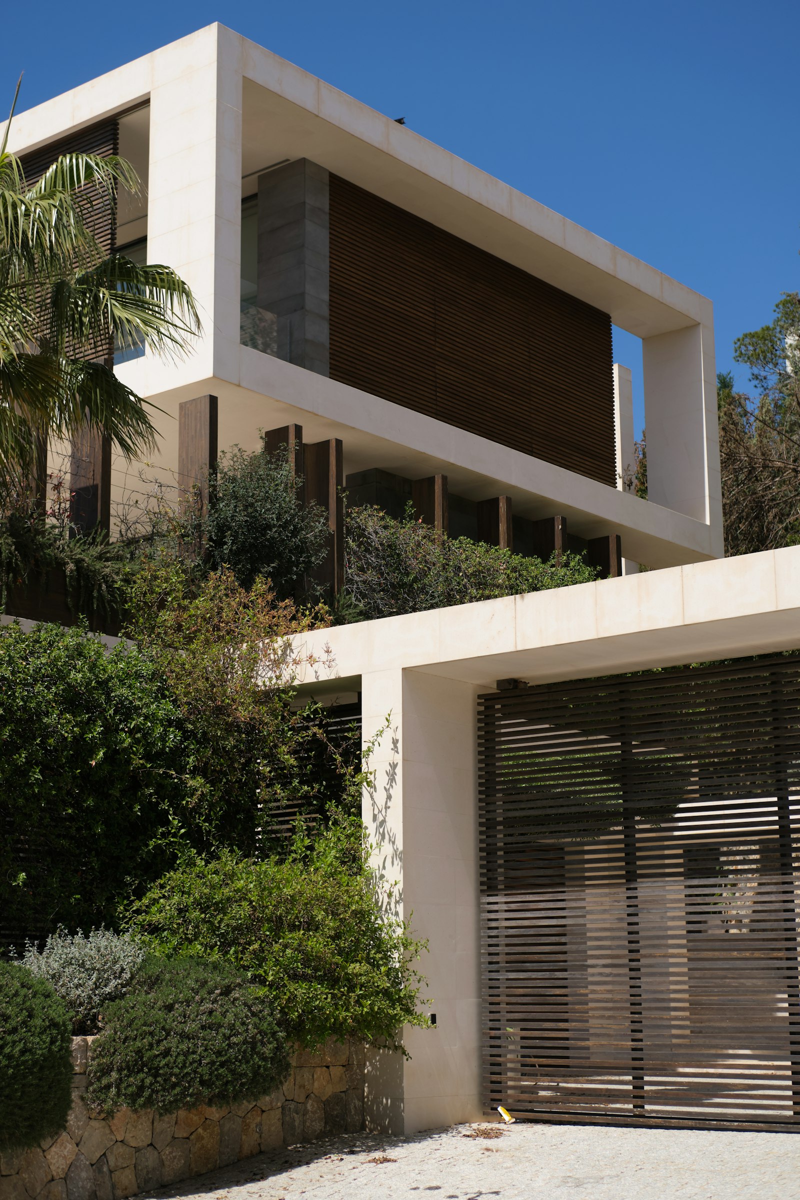 Chalet con revestimiento de piedra y madera